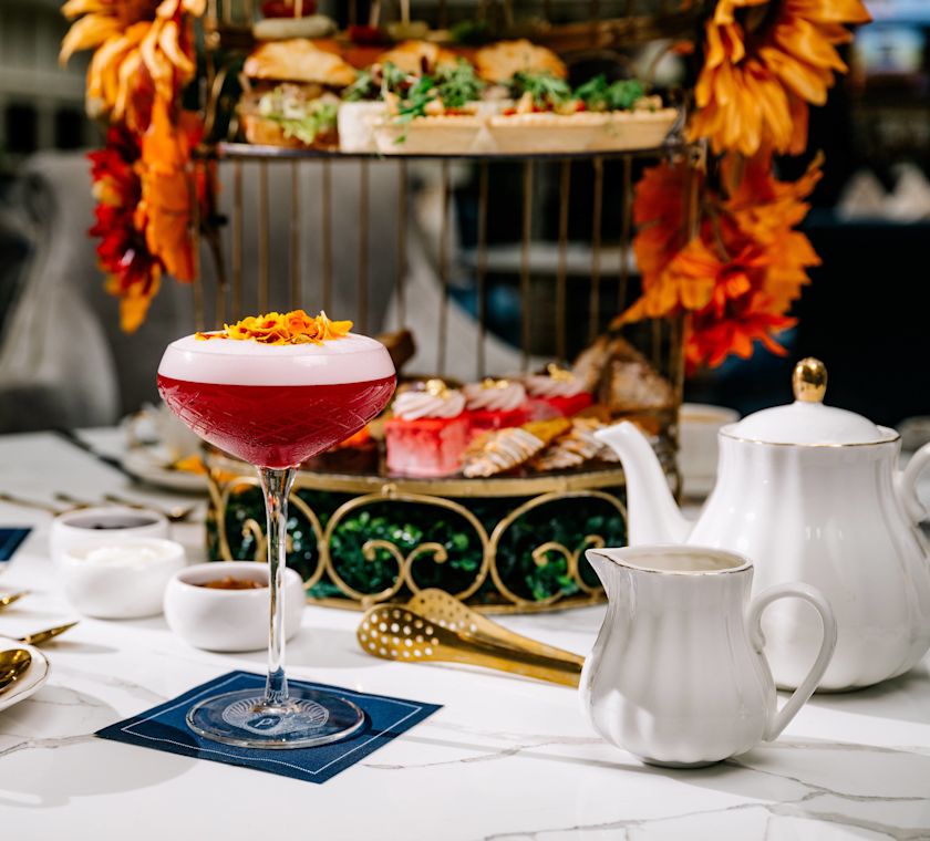 Peacock Alley, un cocktail rouge sur une table