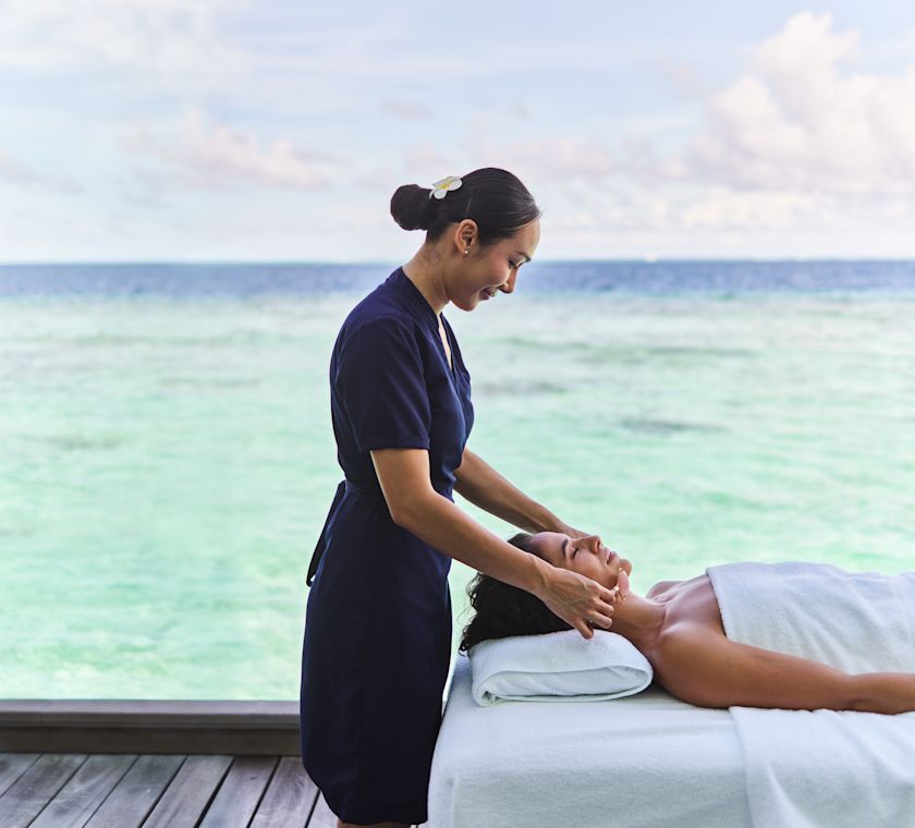 Femmes recevant un soin de spa sur une table de soins extérieure