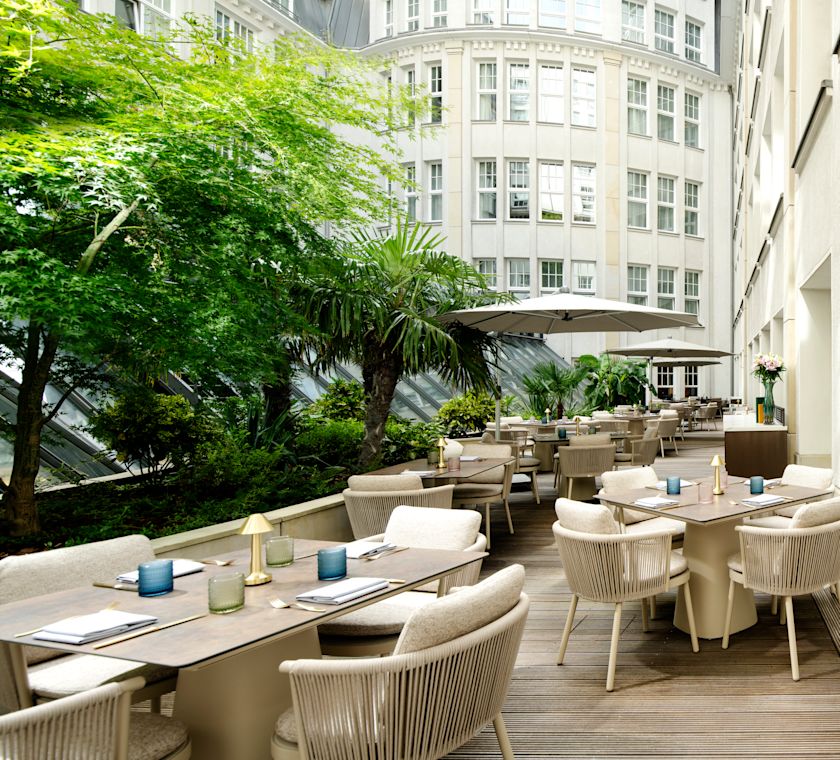 patio ristorante per la prima colazione, tavoli da pranzo, ombrelloni, alberi