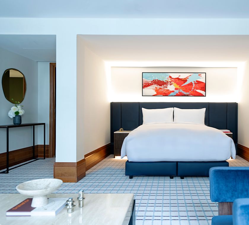 pokoj s modrými akcenty, 1 lůžko, židle lounge