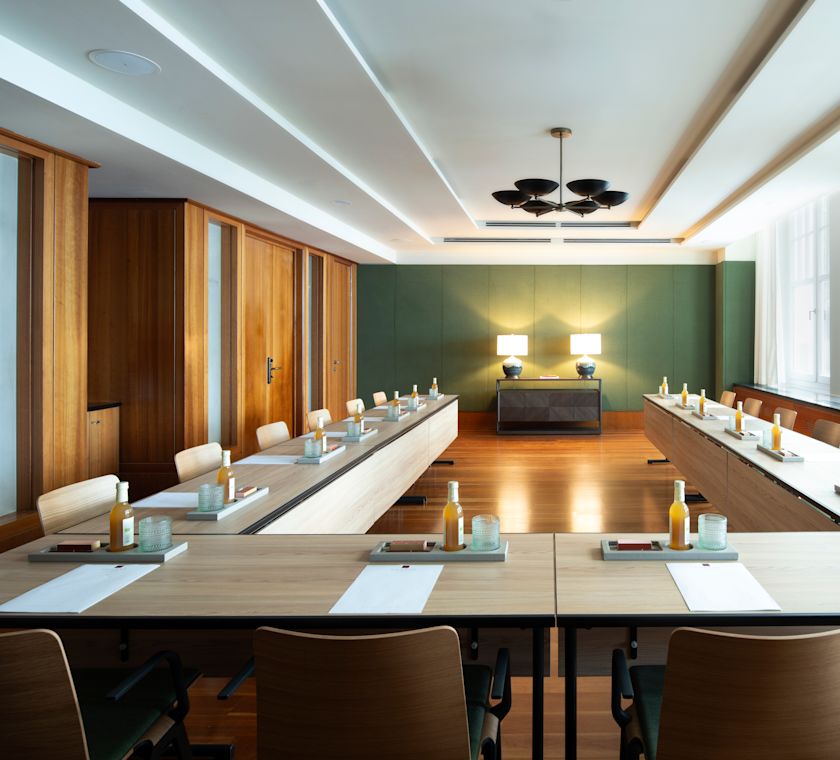 Konferenční místnost 5, stůl u s nápoji