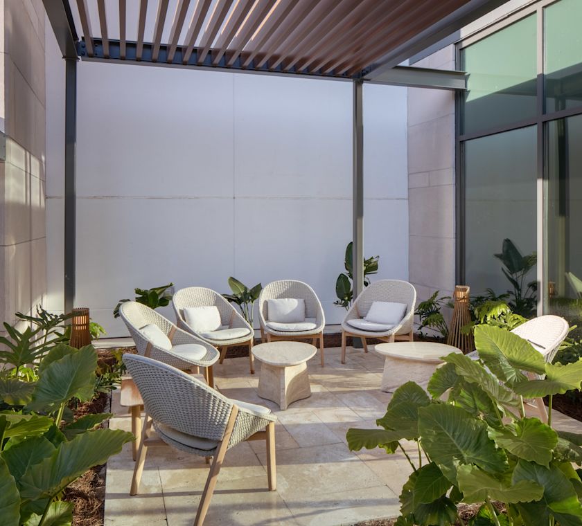 Grădina hotelului este acoperită de zonă de zi.