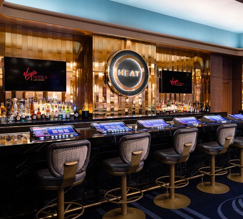 Bar, area bar con bar, attrezzi e bacheche da gioco