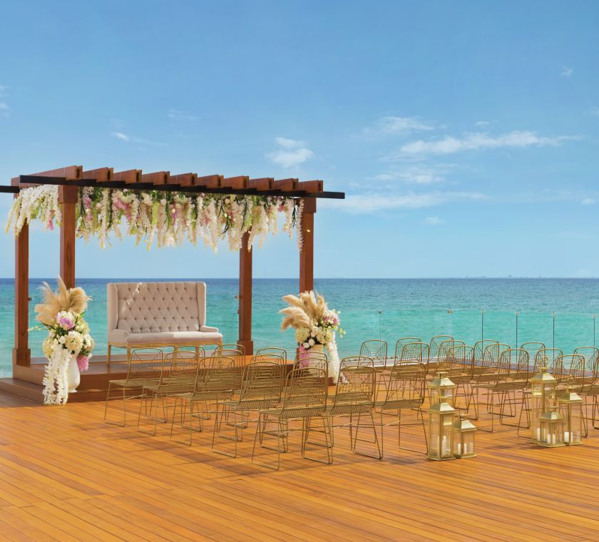 Disposición de la terraza para una boda junto a la playa
