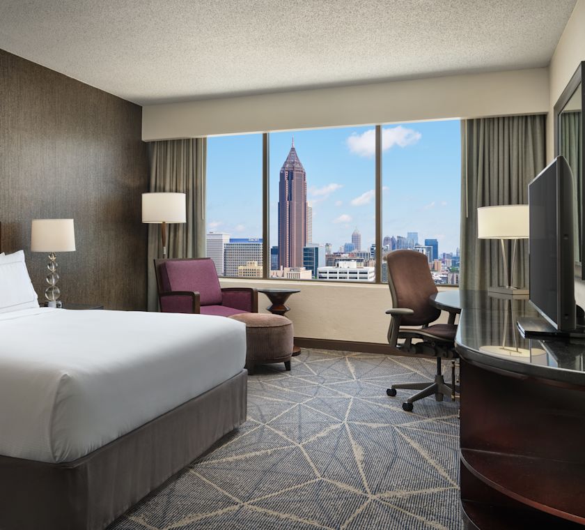 King ben cu birou și televizor