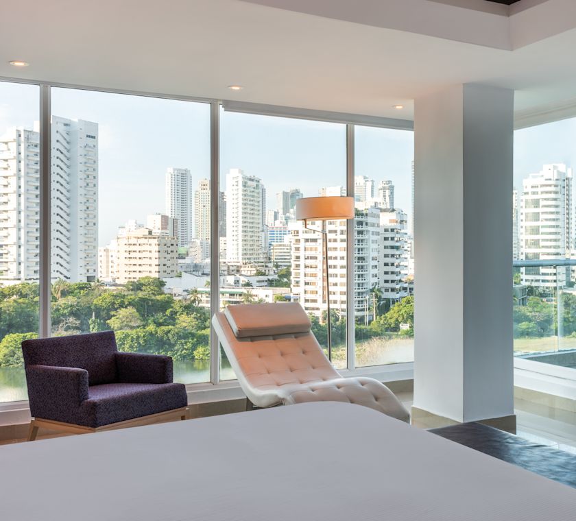 chambre avec très grand lit et vue sur la ville