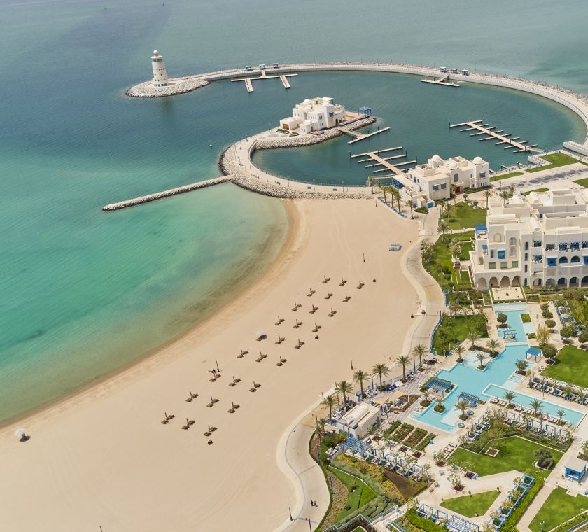 Vue aérienne de la plage et du complexe