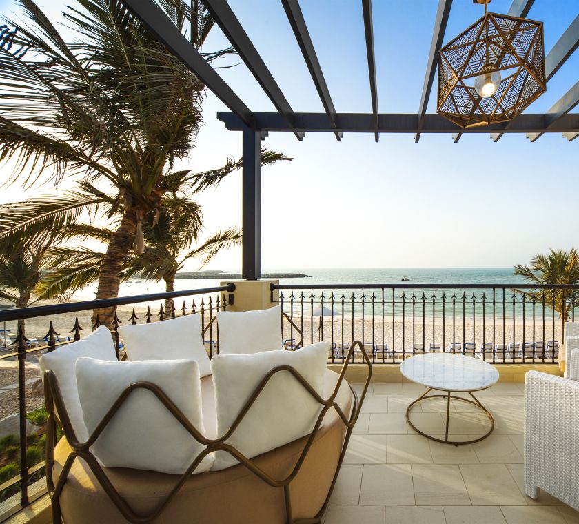 Ausblick vom Balkon der Queen Superior Al Bahr Sea Villa mit Sitzgelegenheit und Tisch