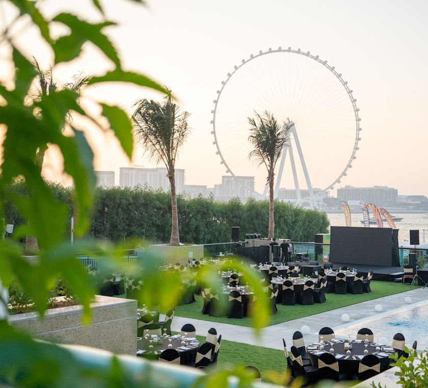 Mese rotunde pregătite pentru un eveniment într-o grădină