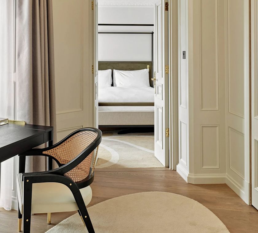 Bett und Schreibtisch in einem Zimmer