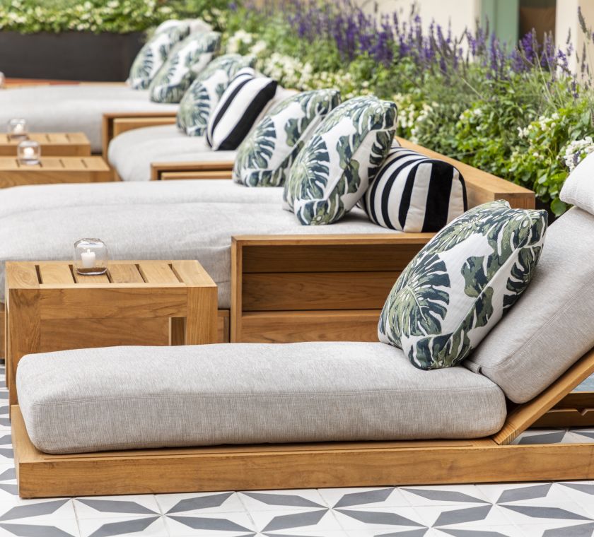 プールサイドの枕を配したデッキチェア