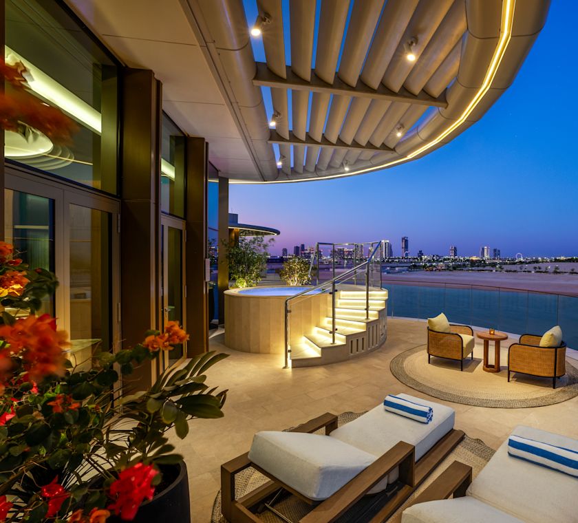 pohled z terasy paluby v noci