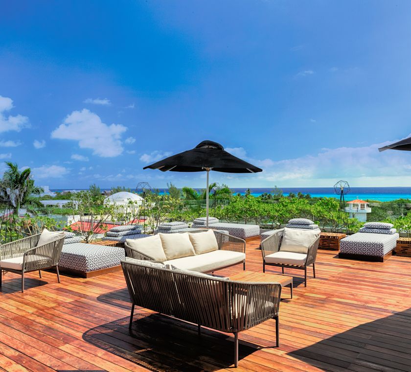 Coin détente et chaises longues de la piscine extérieure sur le toit