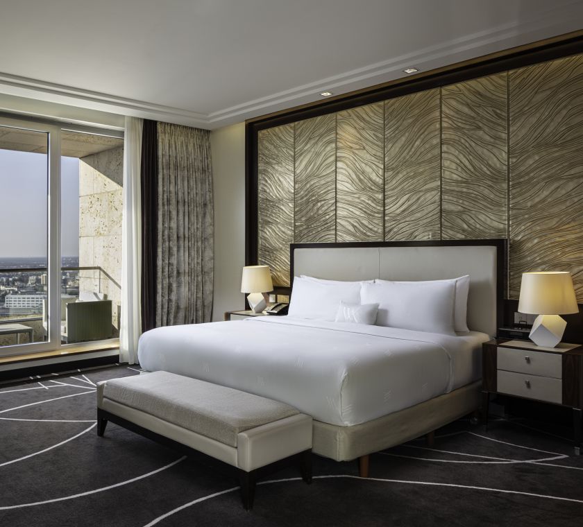 Lůžko v pokoji s balkónem