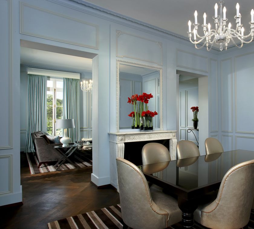 Esstisch der Versailles Suite mit Sitzgelegenheiten für acht Personen und Kamin