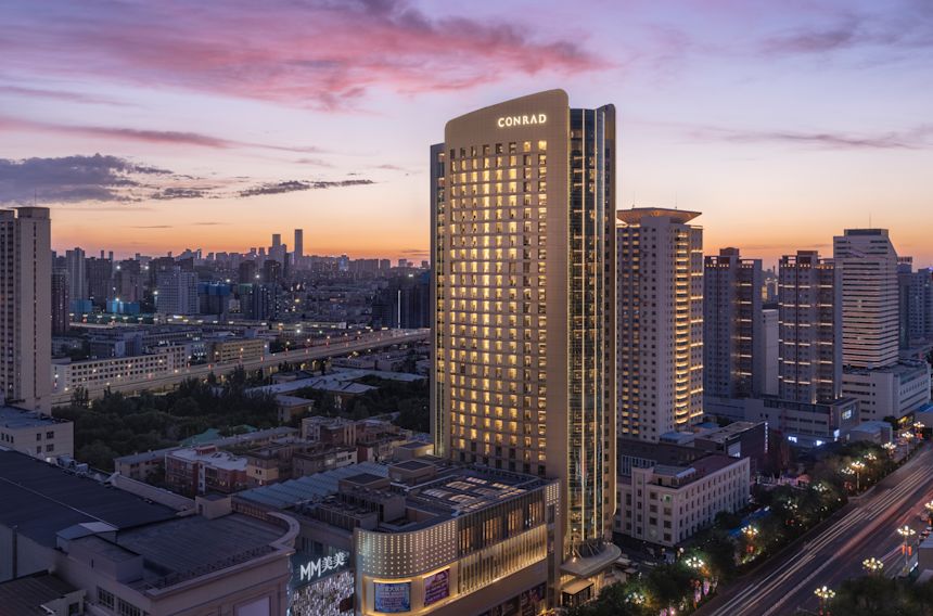 Esterno dell'hotel e degli edifici circostanti
