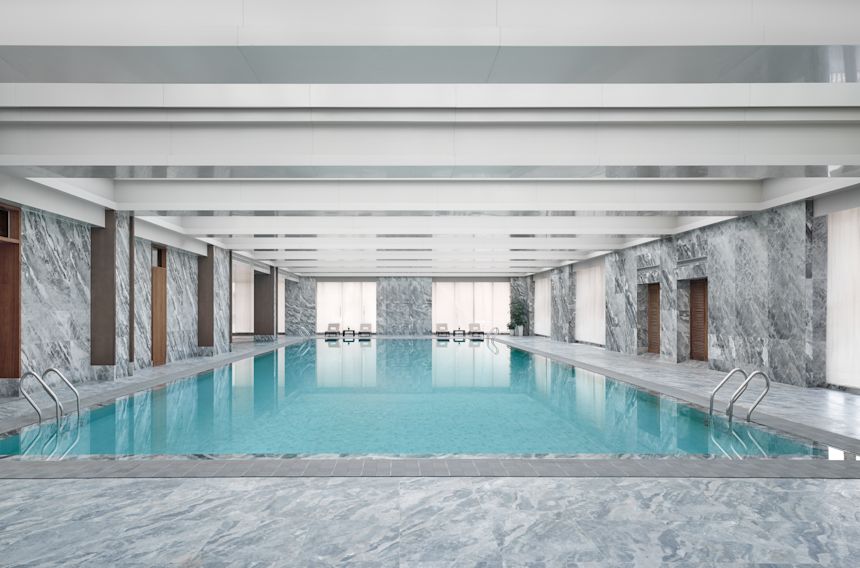 Piscina interna con corrimano