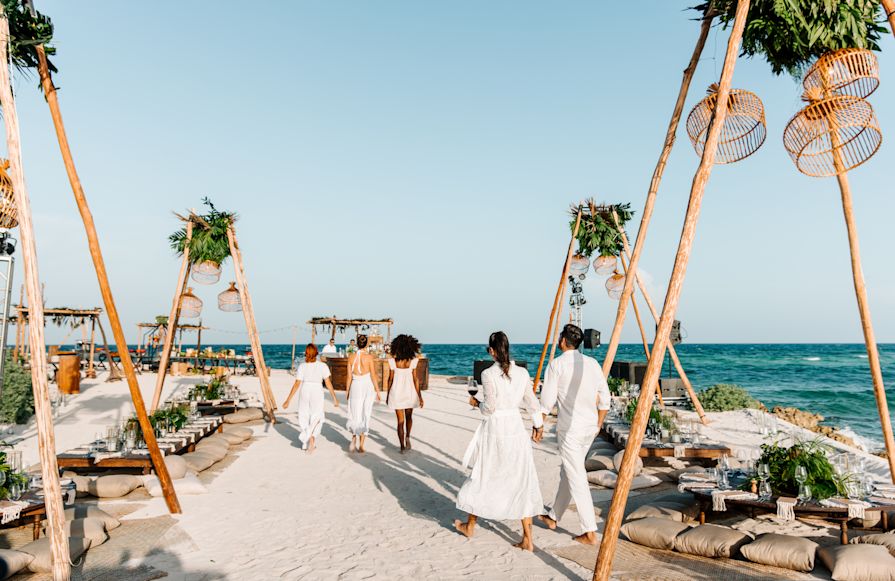 Oaspeții savurează băuturi în tranziția anterioară de la malul oceanului