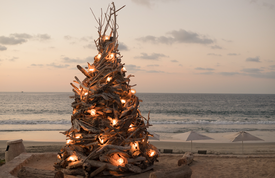 Pohon Natal Driftwood di atas pancaran pantai
