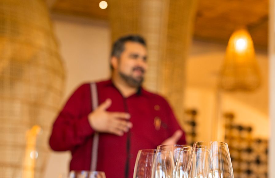 와인잔 옆 사람-전환