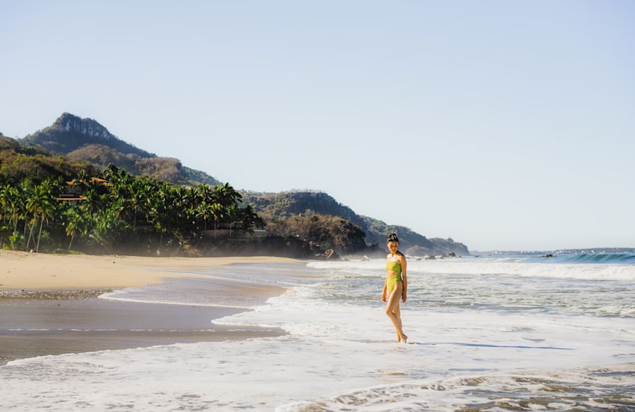 wanita di transportasi pantai