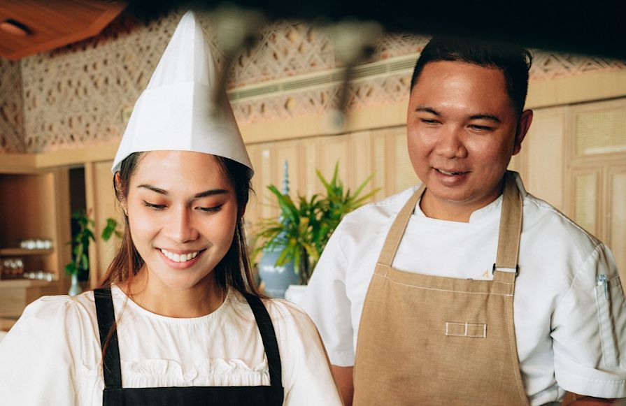 Chefs preparando uma louça em um restaurante-transição