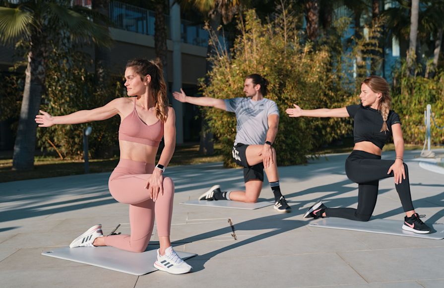 Açık hava fitness dönüşümü yapan insanlar