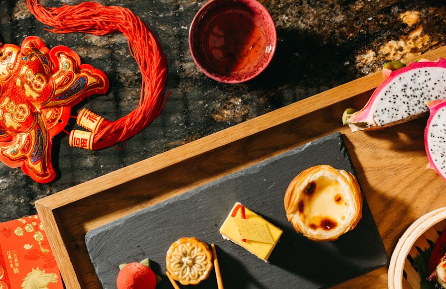 Femei bucurându-se de un gust de ceai - Tranziția