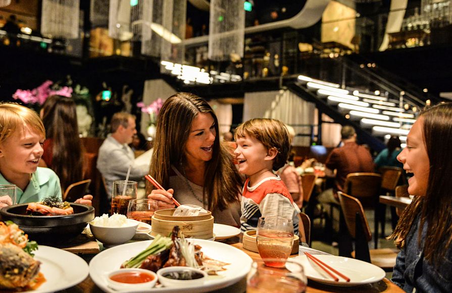 Rodzina lubiąca przesiadkę na posiłek