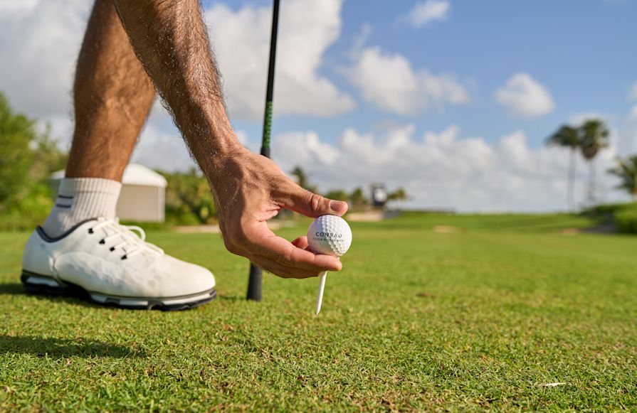 Bărbat care amplasează o minge de golf în tranziția anterioară