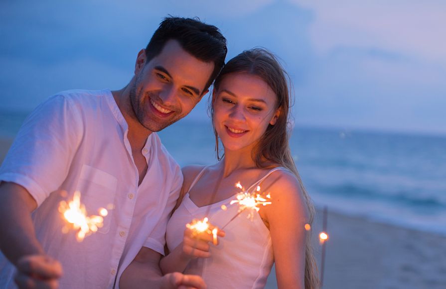 Junges Paar am Strand mit Funkeln – Übergang