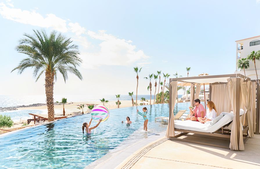 Familie sitzt am Swimmingpool, Übergang