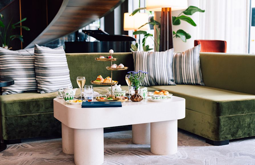 蓝色星花休息室白色餐桌，配有食物和蛋糕层次过渡