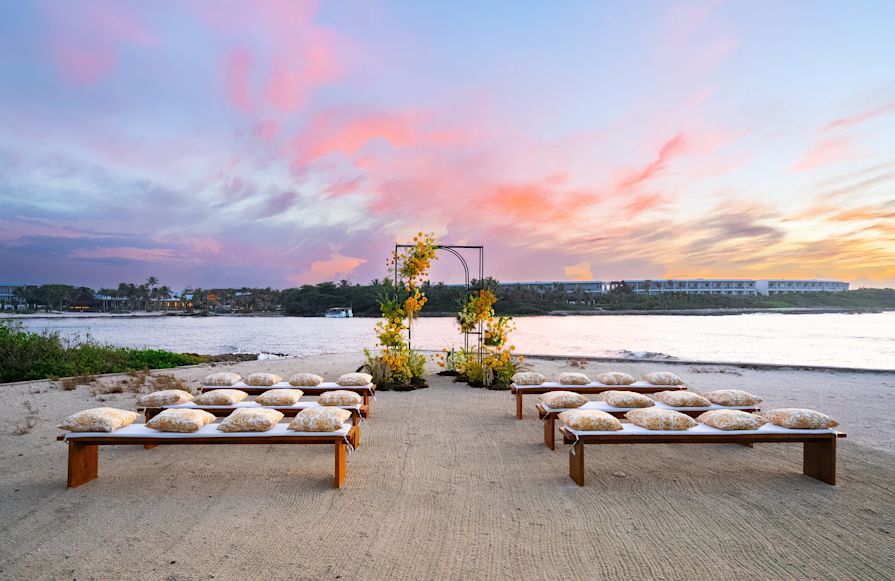 Nuntă lângă montura ceremoniei pe plajă - următoarea tranziție