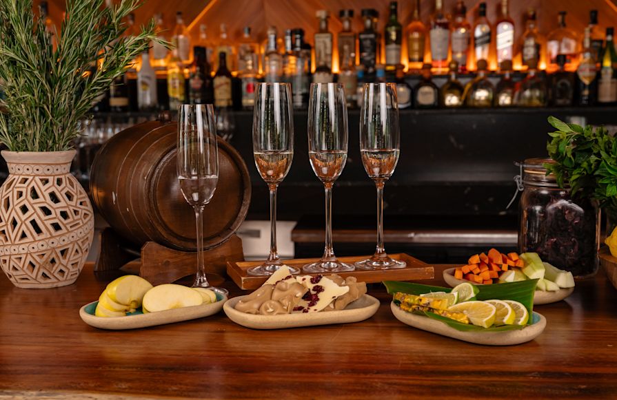 Mâncare și băuturi pe o masă la următorul bar