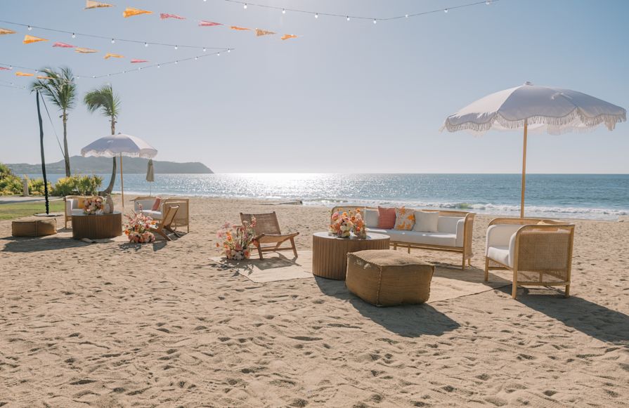 área de estar configurada na transição para a praia