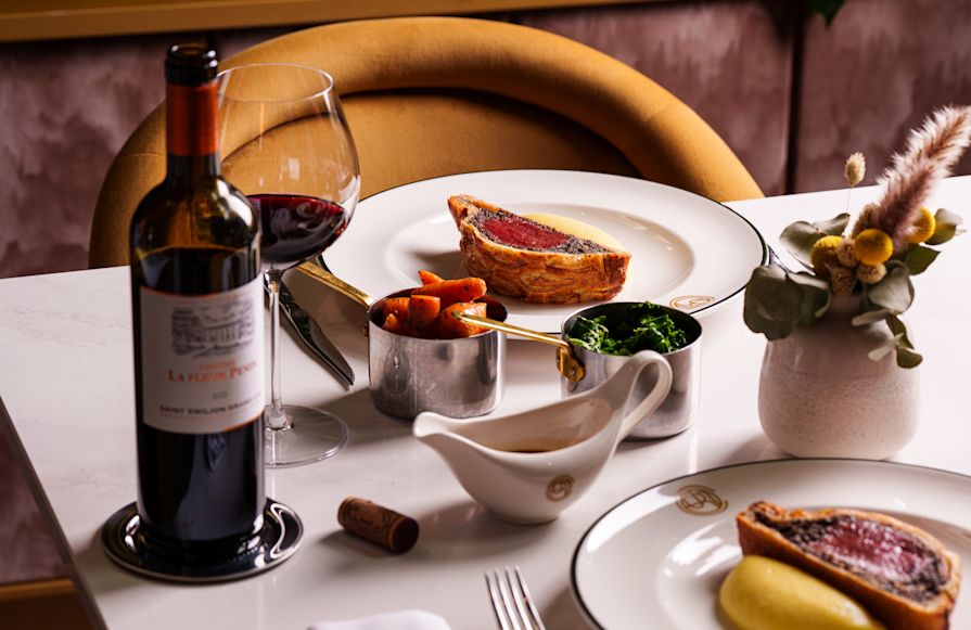 Restaurantul Court, antretul de cină din wellingtonul de vită, garnituri, tranzitia vinului