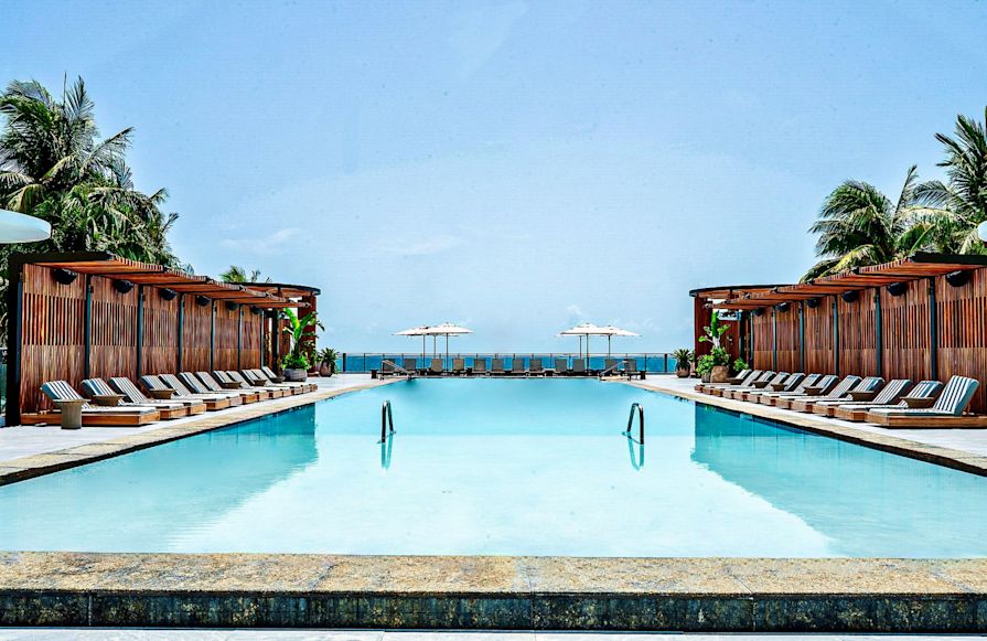 Transportasi-potret panjang kolam renang