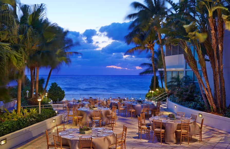 Ruang pertemuan luar ruangan dengan meja dan kursi-transisi