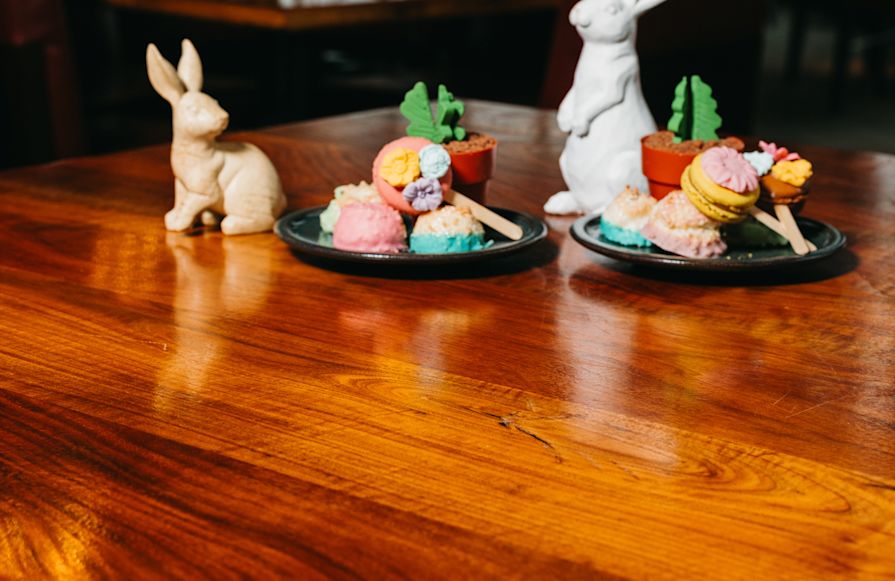 ของหวานบนจานสําหรับการเปลี่ยนวันอีสเตอร์