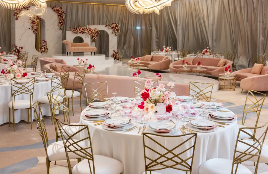 Afbeelding van ronde trouwtafel en stoelopstelling met banken en podium in achtergrondtransitie