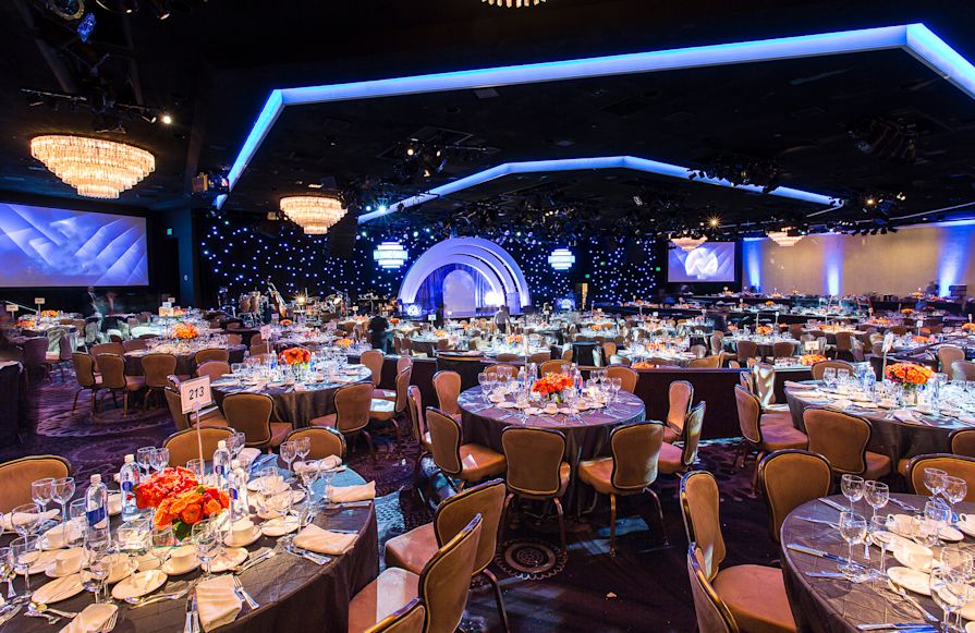 Area Ballroom dengan meja dan kursi-transisi