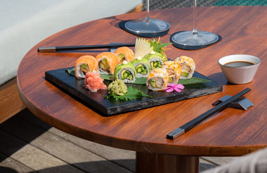 Eden & Cocktail Lab, суши и шампанское у открытого бассейна с переходом