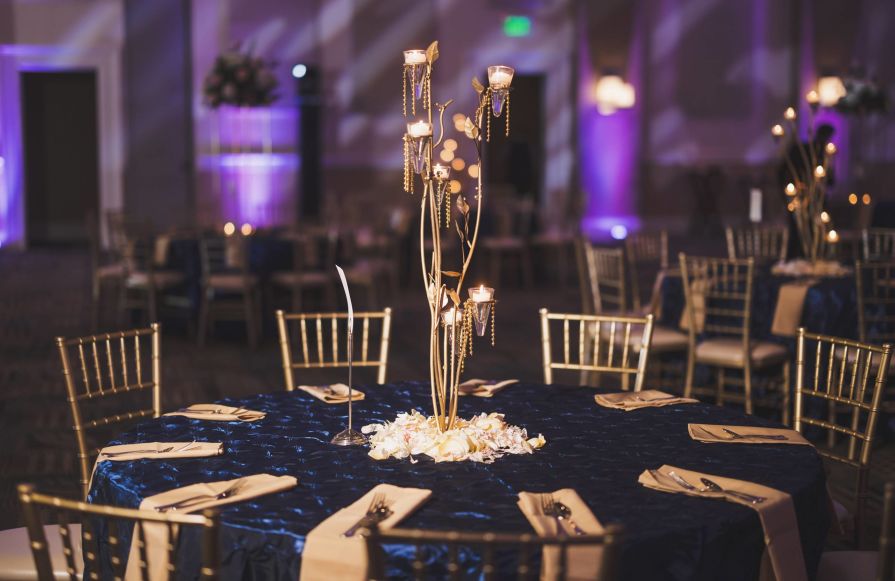 婚礼桌布置，带有大型中央装饰过渡