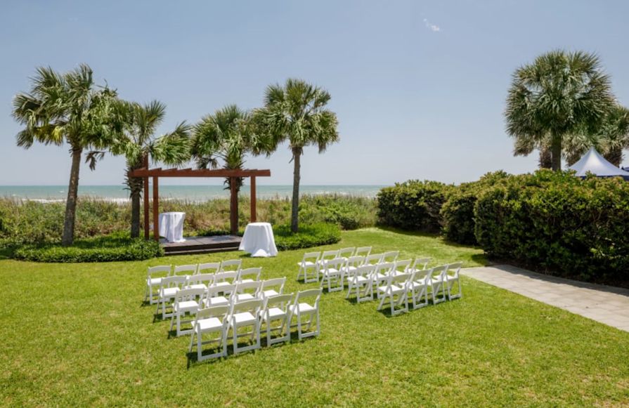 北草坪布置用于婚礼仪式过渡