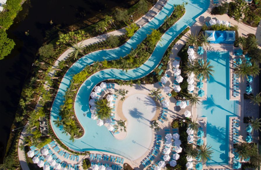 Pemandangan Langit Area Kolam Renang-transisi