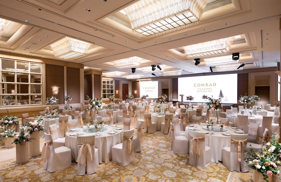 円卓と椅子を備えた宴会場でのウェディング