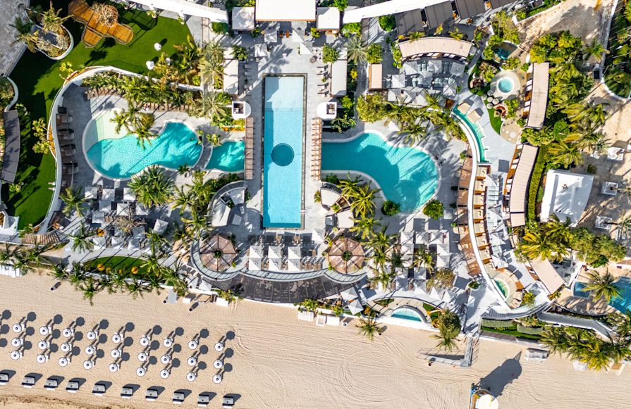 Vedere aeriană a piscinei și a zonelor de plajă - Tranziție