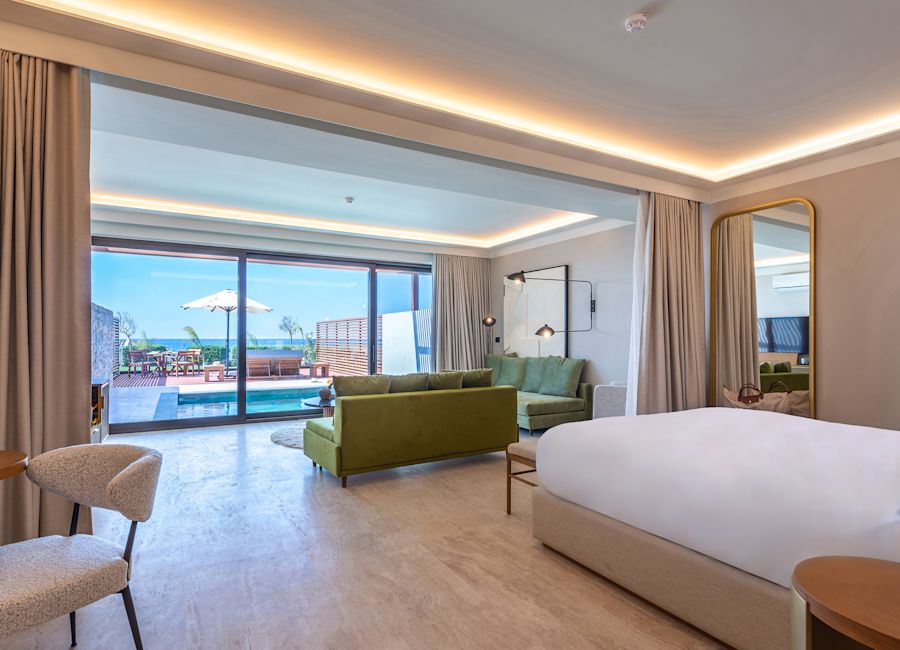 Camera - Letto, salotto e vista sulla piscina esterna - transito