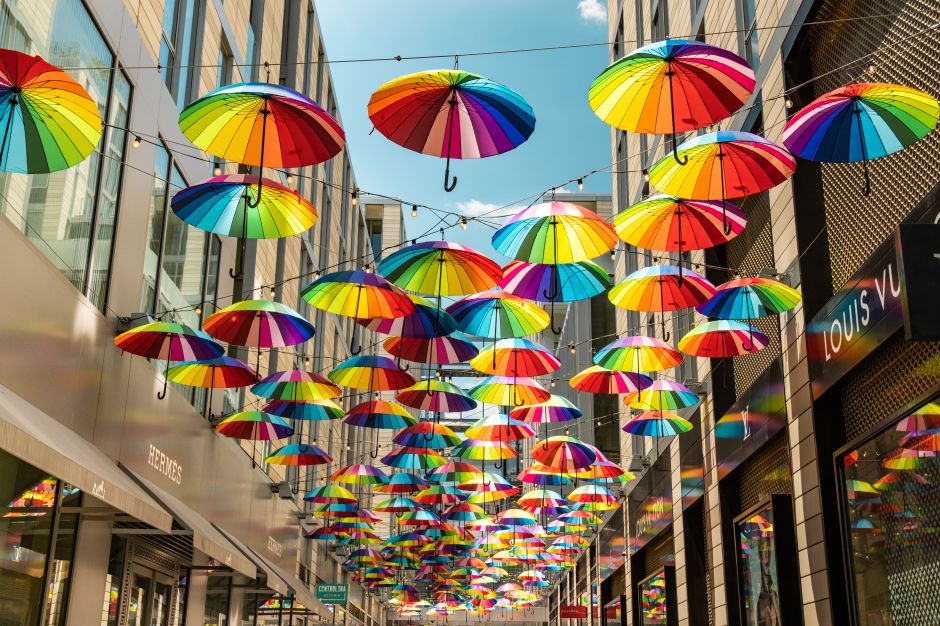 Parapluies colorés suspendus à une rue